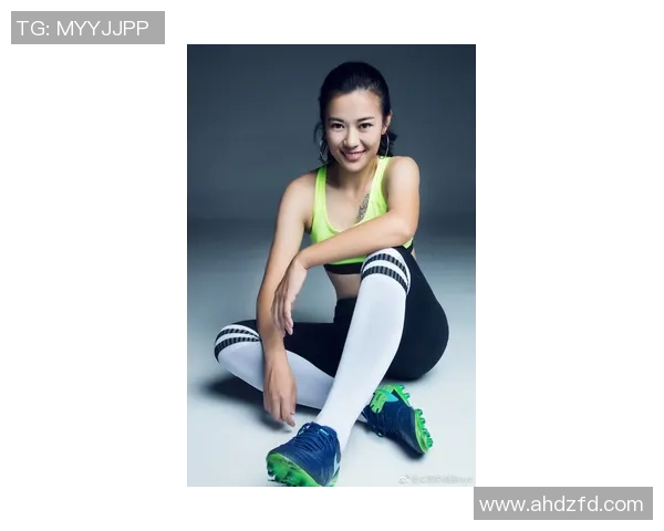 天下足球主持人丝袜魅力四射引发热议时尚与运动的完美结合